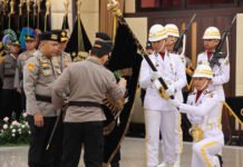 Jelang HUT Bhayangkara ke-80, Polri Cuci Panji dan Buka Lagi Pesan Lama: Pelayanan Tak Boleh Setengah Hati Kapolri Jenderal Polisi Listyo Sigit Prabowo memimpin Upacara Penyucian Panji Rastra Sewakottama di Mabes Polri, Jakarta. (Dok. Polri)