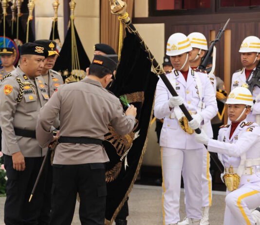 Jelang HUT Bhayangkara ke-80, Polri Cuci Panji dan Buka Lagi Pesan Lama: Pelayanan Tak Boleh Setengah Hati Kapolri Jenderal Polisi Listyo Sigit Prabowo memimpin Upacara Penyucian Panji Rastra Sewakottama di Mabes Polri, Jakarta. (Dok. Polri)