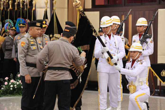 Kapolri Jenderal Polisi Listyo Sigit Prabowo memimpin Upacara Penyucian Panji Rastra Sewakottama di Mabes Polri, Jakarta. (Dok. Polri)