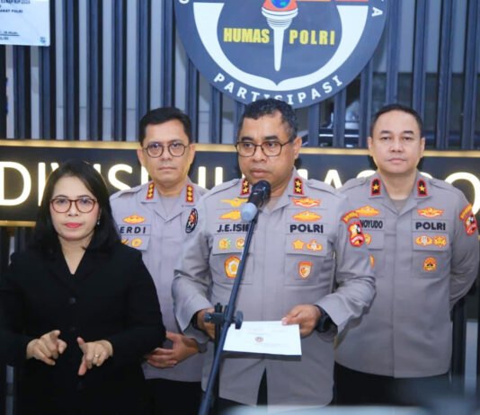 Polri Buka Ruang Rekrutmen Disabilitas, Seleksi Disesuaikan tapi Standar Kompetensi Tetap Jalan Kadivhumas Polri Irjen Pol. Johnny Eddizon Isir menyampaikan keterangan mengenai rekrutmen inklusif bagi penyandang disabilitas di lingkungan Polri. (Dok. Polri)