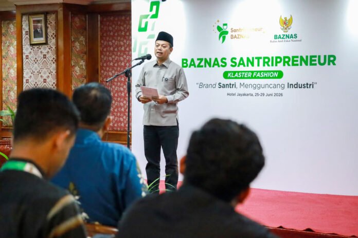 Pimpinan BAZNAS RI H. Idy Muzayyad saat membuka Bootcamp Santripreneur Kompetisi Klaster Fesyen 2026 di Jakarta. (Dok. BAZNAS)