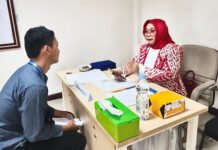 25 Siswa Berpeluang Kuliah Gratis di Unpak, APSAI Bidik Talenta Berprestasi dari Keluarga Kurang Mampu Proses seleksi wawancara peserta program beasiswa penuh APSAI Kota Bogor bersama Sekolah Vokasi Universitas Pakuan. (Dok. APSAI)