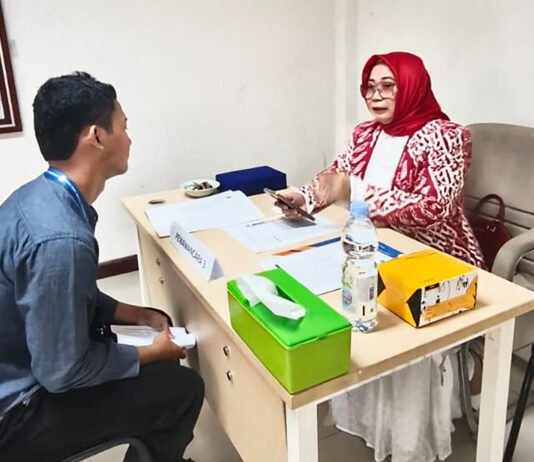 25 Siswa Berpeluang Kuliah Gratis di Unpak, APSAI Bidik Talenta Berprestasi dari Keluarga Kurang Mampu Proses seleksi wawancara peserta program beasiswa penuh APSAI Kota Bogor bersama Sekolah Vokasi Universitas Pakuan. (Dok. APSAI)