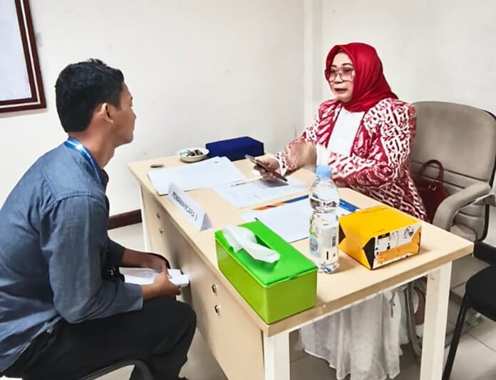 Proses seleksi wawancara peserta program beasiswa penuh APSAI Kota Bogor bersama Sekolah Vokasi Universitas Pakuan. (Dok. APSAI)