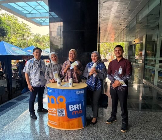 BRI BO Gatot Subroto Tawarkan Promo Spesial KPR dan BRIguna di Friday Market DJP Layanan Pembiayaan: Petugas BRI BO Gatot Subroto melayani pengunjung pada kegiatan Friday Market di lingkungan Direktorat Jenderal Pajak (DJP), Jakarta. Dalam kegiatan tersebut, BRI menawarkan promo khusus KPR dan BRIguna untuk memudahkan akses pembiayaan bagi masyarakat. Foto: Harnas.id
