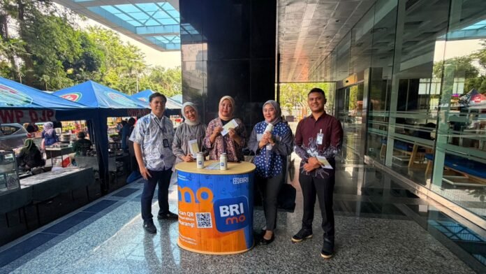 Layanan Pembiayaan: Petugas BRI BO Gatot Subroto melayani pengunjung pada kegiatan Friday Market di lingkungan Direktorat Jenderal Pajak (DJP), Jakarta. Dalam kegiatan tersebut, BRI menawarkan promo khusus KPR dan BRIguna untuk memudahkan akses pembiayaan bagi masyarakat. Foto: Harnas.id