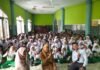 BRI Pancoran Edukasi Ratusan Siswa SD Kenal Dunia Perbankan, Tanamkan Budaya Menabung Sejak Dini Pimpinan Cabang BRI Pancoran Fahmi Hidayat bersama tim memberikan edukasi literasi keuangan kepada lebih dari 300 siswa SDN 01, SDN 07, dan SDN 15 Tebet Timur, Jakarta Selatan. Foto: Harnas.id