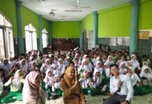 BRI Pancoran Edukasi Ratusan Siswa SD Kenal Dunia Perbankan, Tanamkan Budaya Menabung Sejak Dini Pimpinan Cabang BRI Pancoran Fahmi Hidayat bersama tim memberikan edukasi literasi keuangan kepada lebih dari 300 siswa SDN 01, SDN 07, dan SDN 15 Tebet Timur, Jakarta Selatan. Foto: Harnas.id