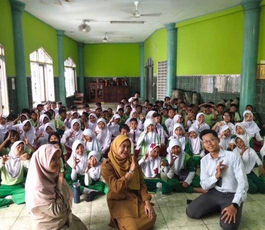BRI Pancoran Edukasi Ratusan Siswa SD Kenal Dunia Perbankan, Tanamkan Budaya Menabung Sejak Dini Pimpinan Cabang BRI Pancoran Fahmi Hidayat bersama tim memberikan edukasi literasi keuangan kepada lebih dari 300 siswa SDN 01, SDN 07, dan SDN 15 Tebet Timur, Jakarta Selatan. Foto: Harnas.id