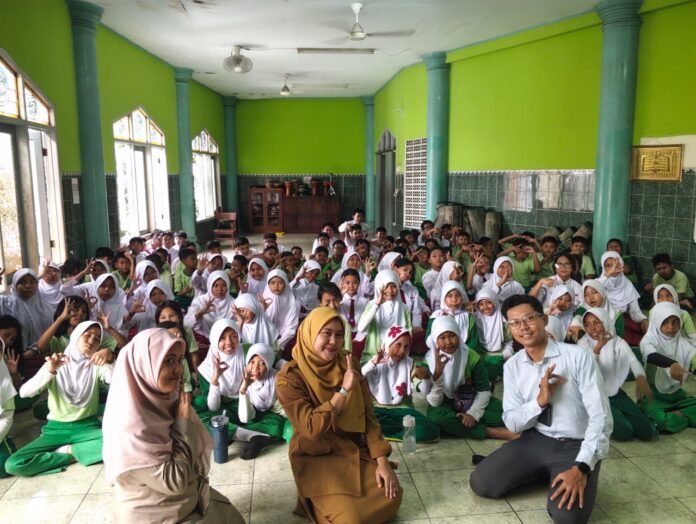 Pimpinan Cabang BRI Pancoran Fahmi Hidayat bersama tim memberikan edukasi literasi keuangan kepada lebih dari 300 siswa SDN 01, SDN 07, dan SDN 15 Tebet Timur, Jakarta Selatan. Foto: Harnas.id