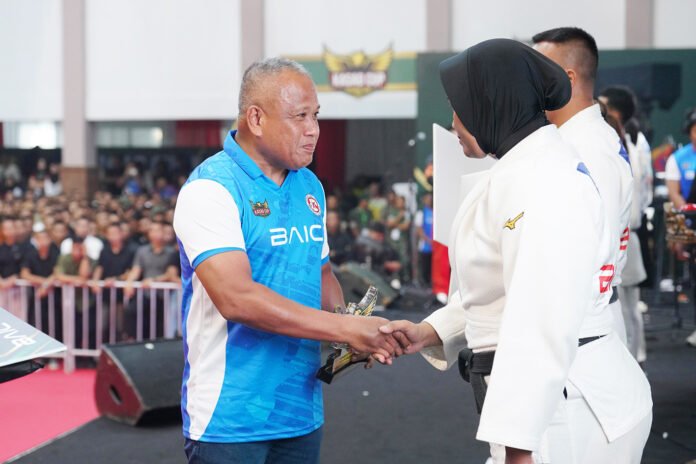 Kasad Jenderal TNI Maruli Simanjuntak menutup Kejurnas Judo Piala Kasad XVI Tahun 2026 di GOR Kartika, Cilodong, Depok. (Dok. Dispenad)