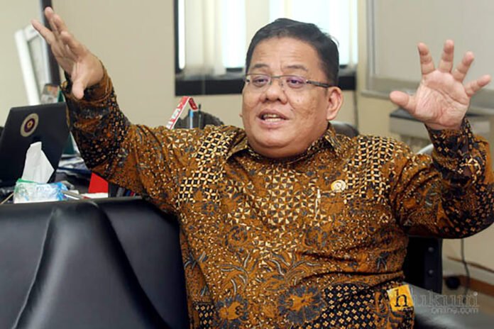 Prof. Adrianus Meliala memberikan pandangan mengenai hasil Survei Litbang Kompas terkait kepercayaan publik terhadap institusi negara. Foto: Harnas.id