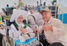 Doa di Multazam, Amanah di Tanah Suci, dan Kepergian Sang Ibu: Kisah Ferdi Setiawan Menjadi Petugas Haji Ferdi Setiawan saat bertugas melayani kebutuhan informasi jemaah haji Indonesia selama operasional haji 2026 di Arab Saudi. (Dok. Ferdi Setiawan)
