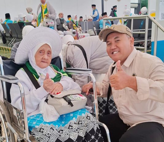 Doa di Multazam, Amanah di Tanah Suci, dan Kepergian Sang Ibu: Kisah Ferdi Setiawan Menjadi Petugas Haji Ferdi Setiawan saat bertugas melayani kebutuhan informasi jemaah haji Indonesia selama operasional haji 2026 di Arab Saudi. (Dok. Ferdi Setiawan)