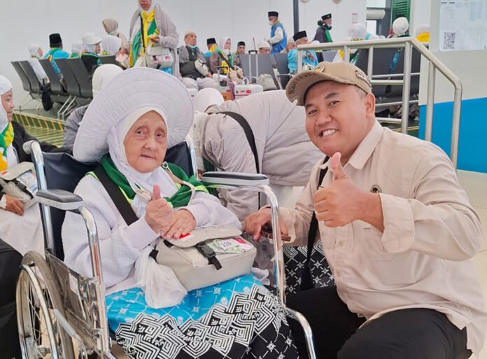 Ferdi Setiawan saat bertugas melayani kebutuhan informasi jemaah haji Indonesia selama operasional haji 2026 di Arab Saudi. (Dok. Ferdi Setiawan)