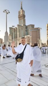 Ferdi Setiawan beribadah di Masjidil Haram saat menjalankan tugas sebagai Petugas Haji Indonesia. (Dok. Ferdi Setiawan)