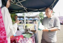 HJB ke-544 Jadi Momentum Aksi Sosial, DPRD Kota Bogor Padukan Donor Darah dan Bazaar UMKM Ketua DPRD Kota Bogor, Dr. Adityawarman Adil, meninjau bazaar UMKM yang digelar dalam rangka Hari Jadi Bogor (HJB) ke-544. Foto: Humpro