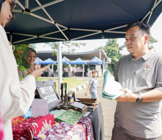 HJB ke-544 Jadi Momentum Aksi Sosial, DPRD Kota Bogor Padukan Donor Darah dan Bazaar UMKM Ketua DPRD Kota Bogor, Dr. Adityawarman Adil, meninjau bazaar UMKM yang digelar dalam rangka Hari Jadi Bogor (HJB) ke-544. Foto: Humpro
