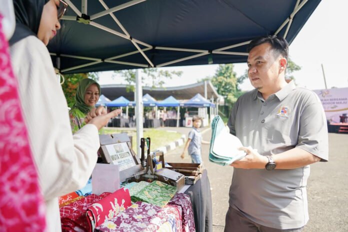 Ketua DPRD Kota Bogor, Dr. Adityawarman Adil, meninjau bazaar UMKM yang digelar dalam rangka Hari Jadi Bogor (HJB) ke-544. Foto: Humpro