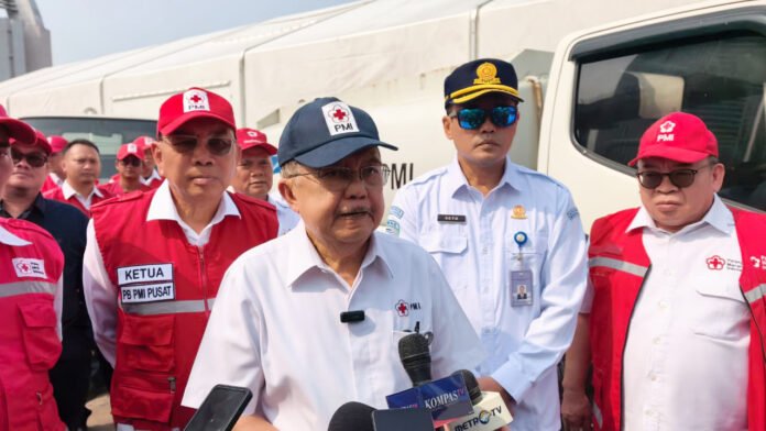 Ketua Umum PMI, Jusuf Kalla, memimpin Apel Operasi Dampak Kekeringan Ekstrem Akibat El Nino di Gudang Logistik PMI Jakarta. (Dok. PMI)