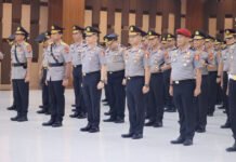87 Perwira Tinggi Polri Naik Pangkat, Empat Jenderal Resmi Sandang Bintang Tiga Kapolri Jenderal Pol. Listyo Sigit Prabowo memimpin upacara kenaikan pangkat personel Polri di Mabes Polri, Jakarta. (Dok. Polri)