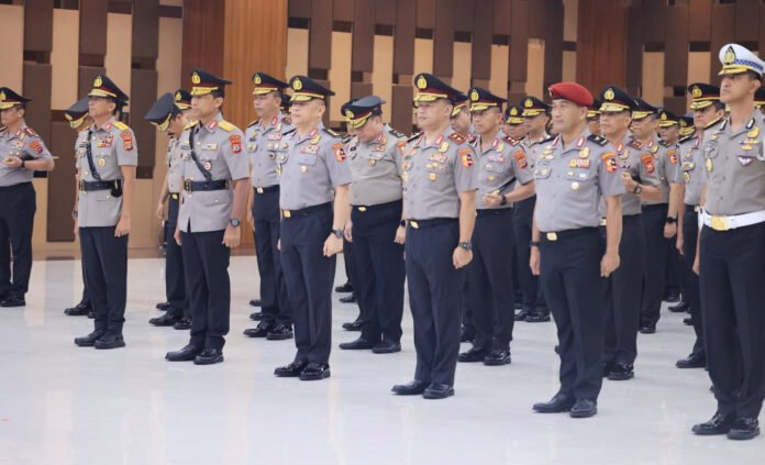 Kapolri Jenderal Pol. Listyo Sigit Prabowo memimpin upacara kenaikan pangkat personel Polri di Mabes Polri, Jakarta. (Dok. Polri)