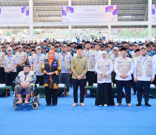 Gibran Apresiasi Khofifah, Ekonomi Jatim Tumbuh di Atas Nasional hingga Tetap Jadi Lumbung Padi Gubernur Jawa Timur Khofifah Indar Parawansa menghadiri pembukaan Permata CAI ke-47 di Bumi Perkemahan Kosambiwojo, Jombang. (Dok. Pemprov Jatim)