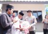 Jelang Hari Bhayangkara ke-80, Polri Bedah 80 Rumah, Usin Kini Tempati Hunian Baru Berpanel Surya Wakapolri Komjen Pol. Dedi Prasetyo menyerahkan kunci rumah kepada Usin dalam program bedah rumah Hari Bhayangkara ke-80. (Dok. Polri)