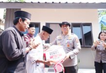 Jelang Hari Bhayangkara ke-80, Polri Bedah 80 Rumah, Usin Kini Tempati Hunian Baru Berpanel Surya Wakapolri Komjen Pol. Dedi Prasetyo menyerahkan kunci rumah kepada Usin dalam program bedah rumah Hari Bhayangkara ke-80. (Dok. Polri)