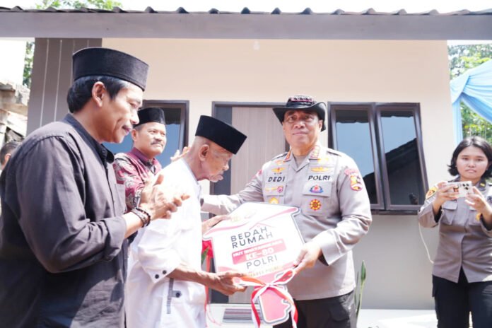 Wakapolri Komjen Pol. Dedi Prasetyo menyerahkan kunci rumah kepada Usin dalam program bedah rumah Hari Bhayangkara ke-80. (Dok. Polri)