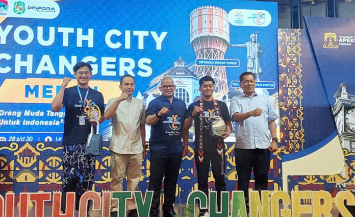 Delegasi Kota Bogor menerima penghargaan Best Delegate pada ajang Youth City Changers Rakernas APEKSI 2026 di Medan. (Dok. Pemkot Bogor)