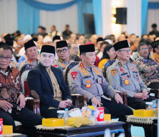 Jelang Hari Bhayangkara ke-80, Polri Ajak Tokoh Lintas Agama Panjatkan Doa Bersama Kapolri Jenderal Listyo Sigit Prabowo menghadiri doa bersama lintas agama menjelang Hari Bhayangkara ke-80 di STIK-PTIK Lemdiklat Polri. (Dok. Polri)