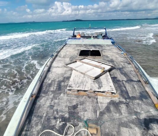 TNI AL Gagalkan Dugaan Penyelundupan 3,88 Ton Pasir Timah di Perairan Bangka High Speed Craft yang diduga digunakan untuk mengangkut pasir timah ilegal saat diamankan TNI AL di Perairan Bangka. (Dok. Dispenal)