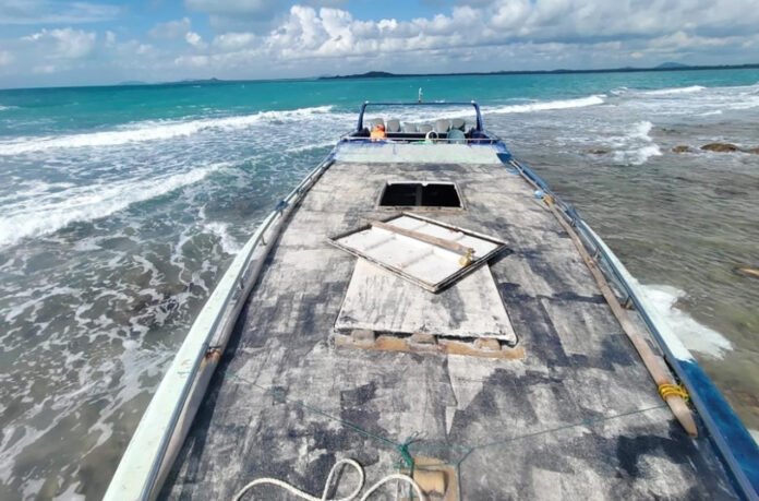High Speed Craft yang diduga digunakan untuk mengangkut pasir timah ilegal saat diamankan TNI AL di Perairan Bangka. (Dok. Dispenal)