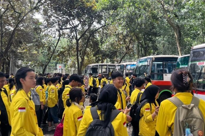 demo ui Ribuan mahasiswa dari berbagai perguruan tinggi menggelar aksi unjuk rasa di kawasan Bundaran HI, Jakarta Pusat, Jumat (12/6/2026), menyuarakan aspirasi terkait harga BBM, kebutuhan pokok, dan kondisi ekonomi nasional. Foto: Istimewa