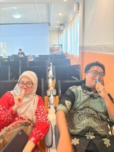 Shafira dan Budiyanto saat santai istirahat disela rangkaian seremonial ICEMAI 2026. Foto: Harnas.id