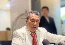 Hotman Paris Lepas Kuasa Hukum Febrie Adriansyah, Pilih Fokus Jalani Pengobatan di Singapura Hotman Paris Hutapea saat memberikan keterangan terkait pengunduran dirinya sebagai kuasa hukum Febrie Adriansyah di Jakarta. Foto: Istimewa