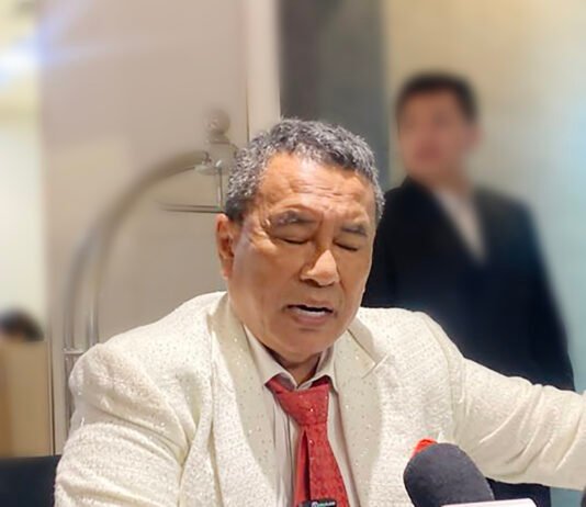 Hotman Paris Lepas Kuasa Hukum Febrie Adriansyah, Pilih Fokus Jalani Pengobatan di Singapura Hotman Paris Hutapea saat memberikan keterangan terkait pengunduran dirinya sebagai kuasa hukum Febrie Adriansyah di Jakarta. Foto: Istimewa