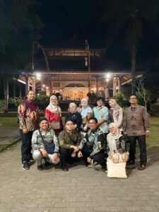 Kebersamaan menjadi salah satu kenangan paling berharga dalam perjalanan ICEMAI 2026. Di sela agenda akademik, delegasi mahasiswa IBI Kesatuan menyempatkan menikmati kebudayaan dan keramahan Kota Lumajang. Foto: Harnas.id
