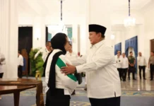 Sehari Usai Rombak Eselon I, Nanik Deyang Putuskan Mundur dari BGN Nanik Sudaryati Deyang saat menghadiri kegiatan Badan Gizi Nasional sebelum menyatakan pengunduran diri dari jabatan Kepala BGN (dok. BGN)