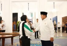 Nanik S Deyang Pilih Lepas Jabatan Kepala BGN, Alasan Kesehatan Jadi Pertimbangan Utama Nanik Sudaryati Deyang bersama Presiden Prabowo Subianto dalam dokumentasi yang diunggah melalui akun Facebook pribadinya (dok. Facebook Nanik S. Deyang)