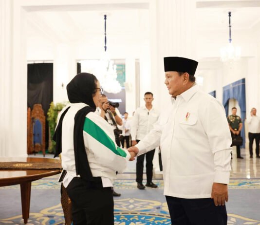 Nanik S Deyang Pilih Lepas Jabatan Kepala BGN, Alasan Kesehatan Jadi Pertimbangan Utama Nanik Sudaryati Deyang bersama Presiden Prabowo Subianto dalam dokumentasi yang diunggah melalui akun Facebook pribadinya (dok. Facebook Nanik S. Deyang)