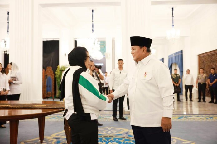 Nanik Sudaryati Deyang bersama Presiden Prabowo Subianto dalam dokumentasi yang diunggah melalui akun Facebook pribadinya (dok. Facebook Nanik S. Deyang)