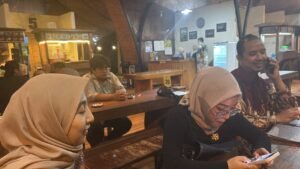 Dosen pembimbing Dr. Budi Setiawan dan Khairul Rangkuti mendampingi serta memberikan semangat kepada delegasi mahasiswa IBI Kesatuan selama mengikuti ICEMAI 2026 di Lumajang. Foto: Harnas.id