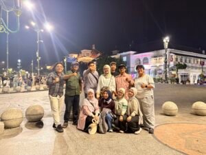 Kebersamaan menjadi salah satu kenangan paling berharga dalam perjalanan ICEMAI 2026. Di sela agenda akademik, delegasi mahasiswa IBI Kesatuan menyempatkan menikmati keindahan alam dan keramahan Kota Yogyakarta. Foto: harnas.id