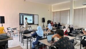 Delegasi mahasiswa Magister mempresentasikan hasil penelitian pada sesi paralel ICEMAI 2026 sebagai bagian dari publikasi ilmiah internasional. Foto: Harnas.id