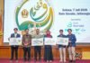 Milad Pertama Lembaga Wakaf Unpad, Fokus Bangun Ekosistem Wakaf Produktif untuk Masa Depan Pendidikan Ketua Lembaga Wakaf Unpad, Prof. Maman Setiawan, menyerahkan secara simbolis hibah dan beasiswa kepada penerima manfaat saat peringatan Milad ke-1 Lembaga Wakaf Unpad di Bale Sawala Unpad Jatinangor, Selasa 7 Juli 2026. (Foto oleh: Jalasenastri Saprala)