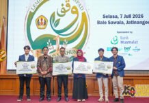 Milad Pertama Lembaga Wakaf Unpad, Fokus Bangun Ekosistem Wakaf Produktif untuk Masa Depan Pendidikan Ketua Lembaga Wakaf Unpad, Prof. Maman Setiawan, menyerahkan secara simbolis hibah dan beasiswa kepada penerima manfaat saat peringatan Milad ke-1 Lembaga Wakaf Unpad di Bale Sawala Unpad Jatinangor, Selasa 7 Juli 2026. (Foto oleh: Jalasenastri Saprala)