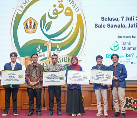 Milad Pertama Lembaga Wakaf Unpad, Fokus Bangun Ekosistem Wakaf Produktif untuk Masa Depan Pendidikan Ketua Lembaga Wakaf Unpad, Prof. Maman Setiawan, menyerahkan secara simbolis hibah dan beasiswa kepada penerima manfaat saat peringatan Milad ke-1 Lembaga Wakaf Unpad di Bale Sawala Unpad Jatinangor, Selasa 7 Juli 2026. (Foto oleh: Jalasenastri Saprala)