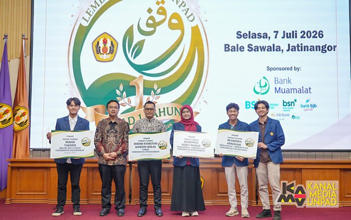 Ketua Lembaga Wakaf Unpad, Prof. Maman Setiawan, menyerahkan secara simbolis hibah dan beasiswa kepada penerima manfaat saat peringatan Milad ke-1 Lembaga Wakaf Unpad di Bale Sawala Unpad Jatinangor, Selasa 7 Juli 2026. (Foto oleh: Jalasenastri Saprala)